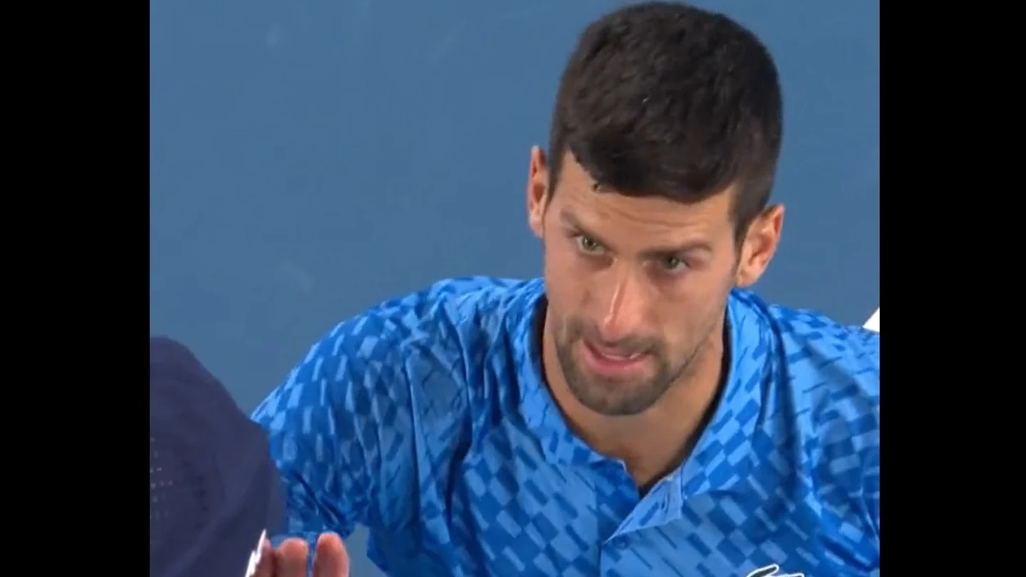 Djokovic pide al juez de silla la expulsión de un aficionado Djokovic pide al juez de silla la expulsión de un aficionado