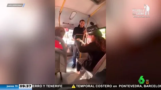 Un ladrón inexperto lee una chuleta para robar a los pasajeros de un autobús y recibe el consejo de sus atracados Un ladrón inexperto lee una chuleta para robar a los pasajeros de un autobús y recibe el consejo de sus atracados