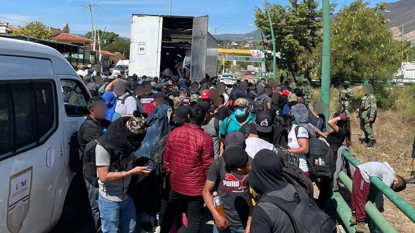 Encuantran a 250 migrantes hacinados en el interior de un tráiler en México Encuantran a 250 migrantes hacinados en el interior de un tráiler en México