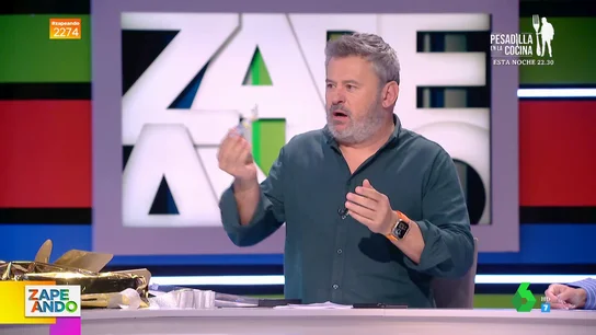 Lorena Castell regala a Miki Nadal 20 euros por el amigo invisible y esto es lo que hace con el billete Lorena Castell regala a Miki Nadal 20 euros por el amigo invisible y esto es lo que hace con el billete