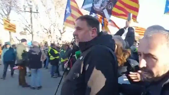 Insultos y gritos de "fuera" a Junqueras en la manifestación independentista contra la cumbre hispanofrancesa Insultos y gritos de "fuera" a Junqueras en la manifestación independentista contra la cumbre hispanofrancesa