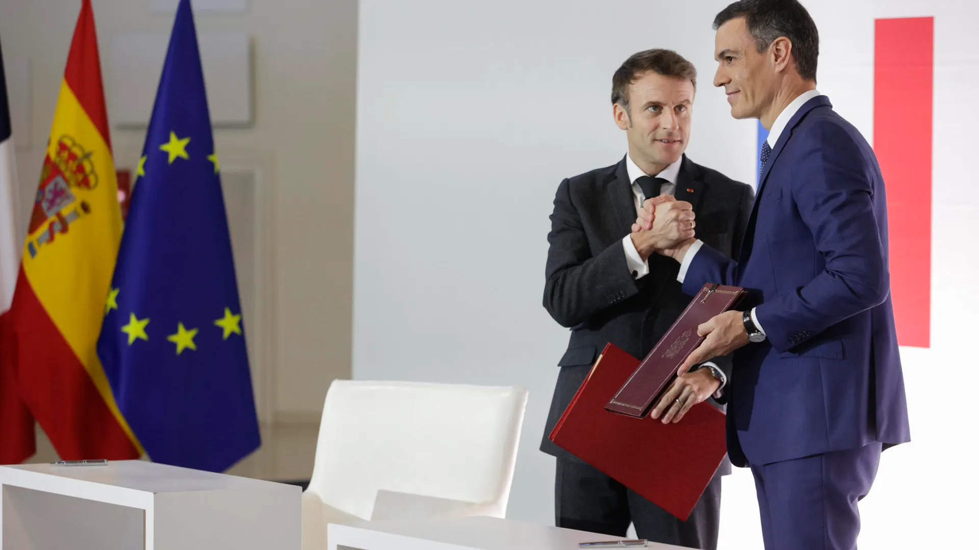 Pedro Sánchez y Emmanuel Macron durante la cumbre hispanofrancesa en Barcelona