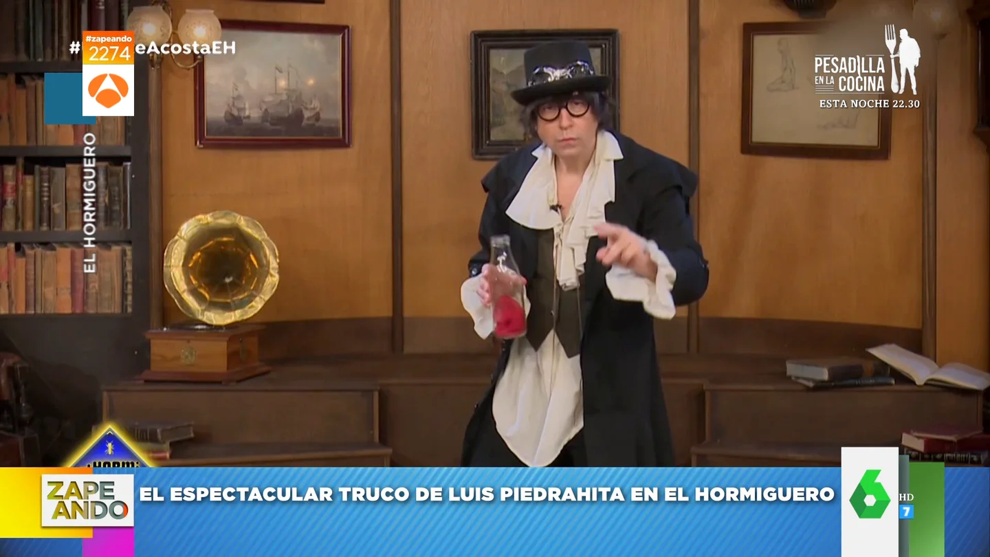 Aspirador, electroimán o cohetes: Piedrahita desvela cómo hace desaparecer un pañuelo del interior de una botella Aspirador, electroimán o cohetes: Piedrahita desvela cómo hace desaparecer un pañuelo del interior de una botella