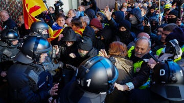 Altercados entre manifestantes independentistas y Mossos d'Esquadra durante las protestas en Barcelona