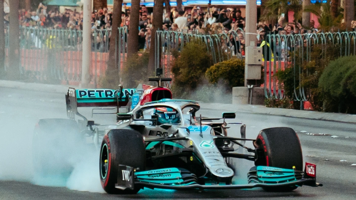 George Russell con el Mercedes por las calles de Las Vegas George Russell con el Mercedes por las calles de Las Vegas