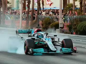 George Russell con el Mercedes por las calles de Las Vegas