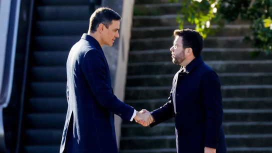 Pedro Sánchez saluda a Pere Aragonés al recibirle en la cumbre hispano francesa en Barcelona Pedro Sánchez saluda a Pere Aragonés al recibirle en la cumbre hispano francesa en Barcelona