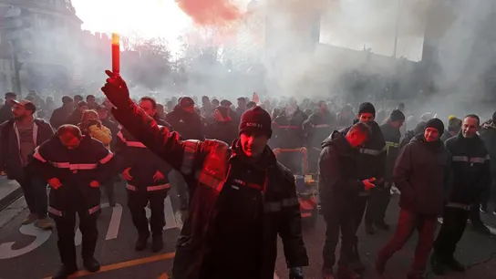 Un bombero enciende una bengala roja durante una protesta en Toulouse, en Francia. Un bombero enciende una bengala roja durante una protesta en Toulouse, en Francia.