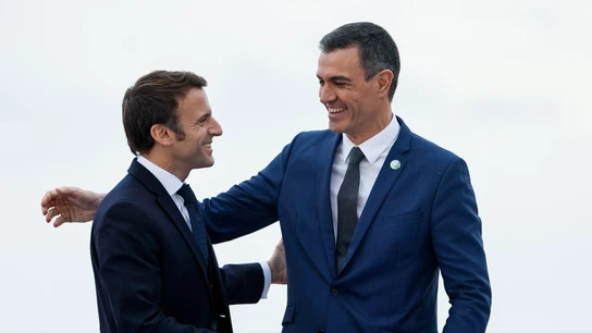El presidente de Francia, Emmanuel Macron, y el del Gobierno español, Pedro Sánchez, se saludan. El presidente de Francia, Emmanuel Macron, y el del Gobierno español, Pedro Sánchez, se saludan.