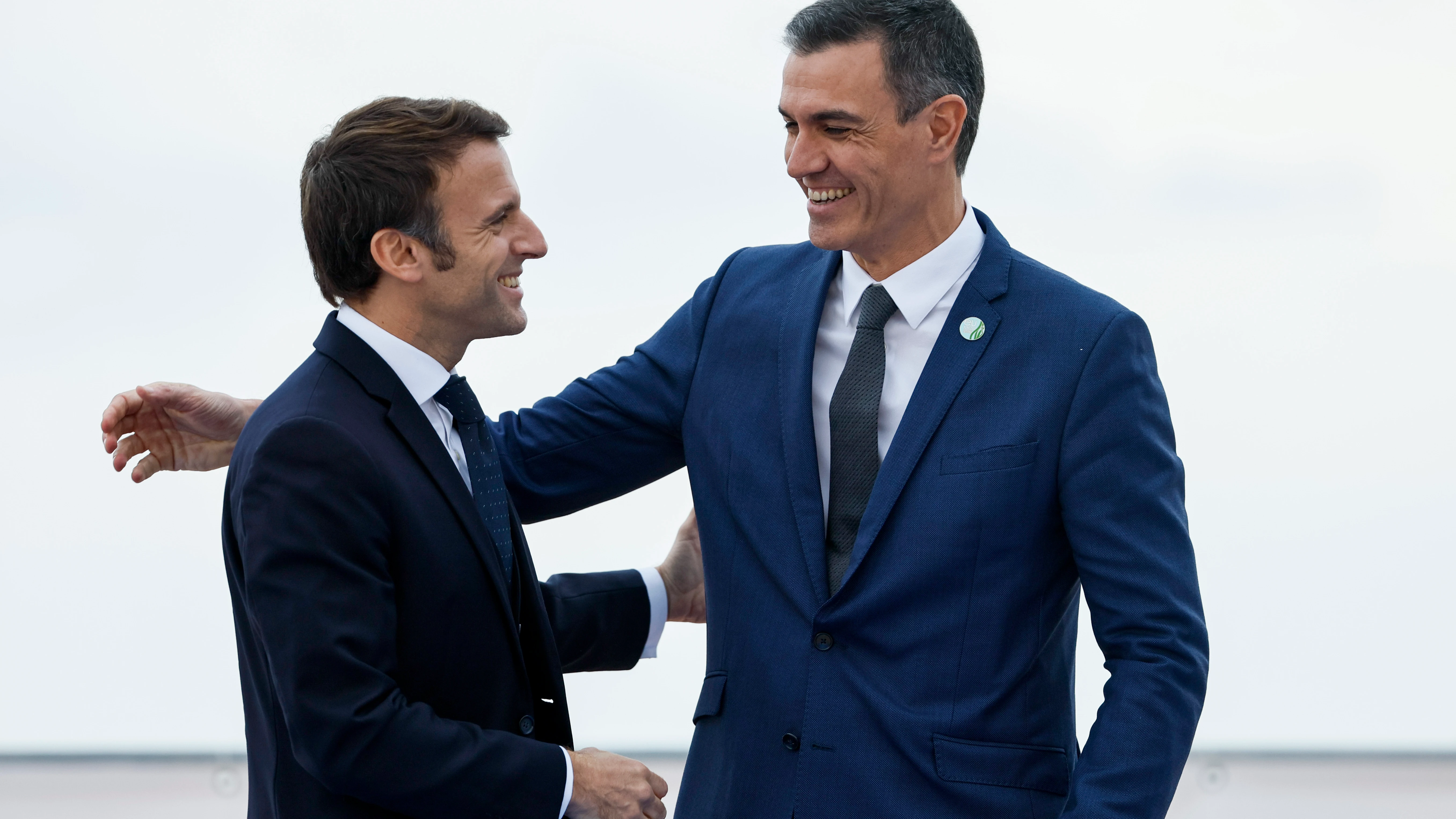 El presidente de Francia, Emmanuel Macron, y el del Gobierno español, Pedro Sánchez, se saludan.