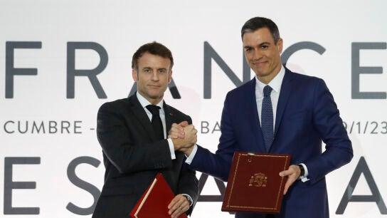 Enmanuel Macron y Pedro S&aacute;nchez se dan la mano tras la firman del tratado de Amistad/ EFE/Alberto Est&eacute;vez