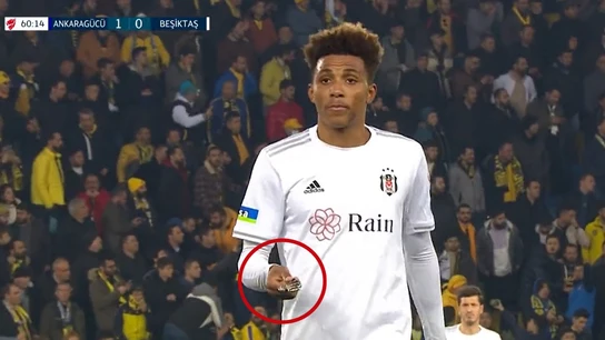 Gedson Fernandes recoge el puño americano Gedson Fernandes recoge el puño americano