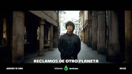 Bruce Lee 'vuelve a la vida' para promocionar Pontevedra y desata la polémica entre los vecinos Bruce Lee 'vuelve a la vida' para promocionar Pontevedra y desata la polémica entre los vecinos