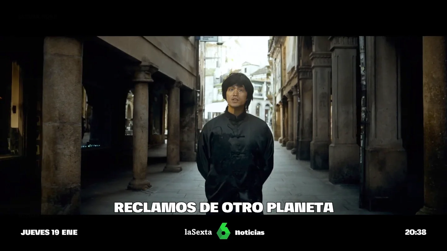 Bruce Lee 'vuelve a la vida' para promocionar Pontevedra y desata la polémica entre los vecinos Bruce Lee 'vuelve a la vida' para promocionar Pontevedra y desata la polémica entre los vecinos