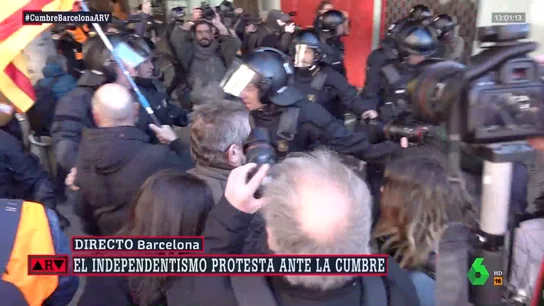 Tensión y empujones: los CDR se saltan el cordón policial durante la marcha independentista en Barcelona Tensión y empujones: los CDR se saltan el cordón policial durante la marcha independentista en Barcelona