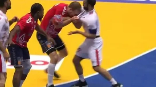 Expulsión por hacer 'un Mike Tyson' en el Mundial de balonmano Expulsión por hacer 'un Mike Tyson' en el Mundial de balonmano