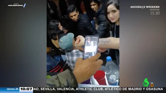 Se tatúa el código de su canción favorita para pedírsela a los DJs de las discotecas Se tatúa el código de su canción favorita para pedírsela a los DJs de las discotecas