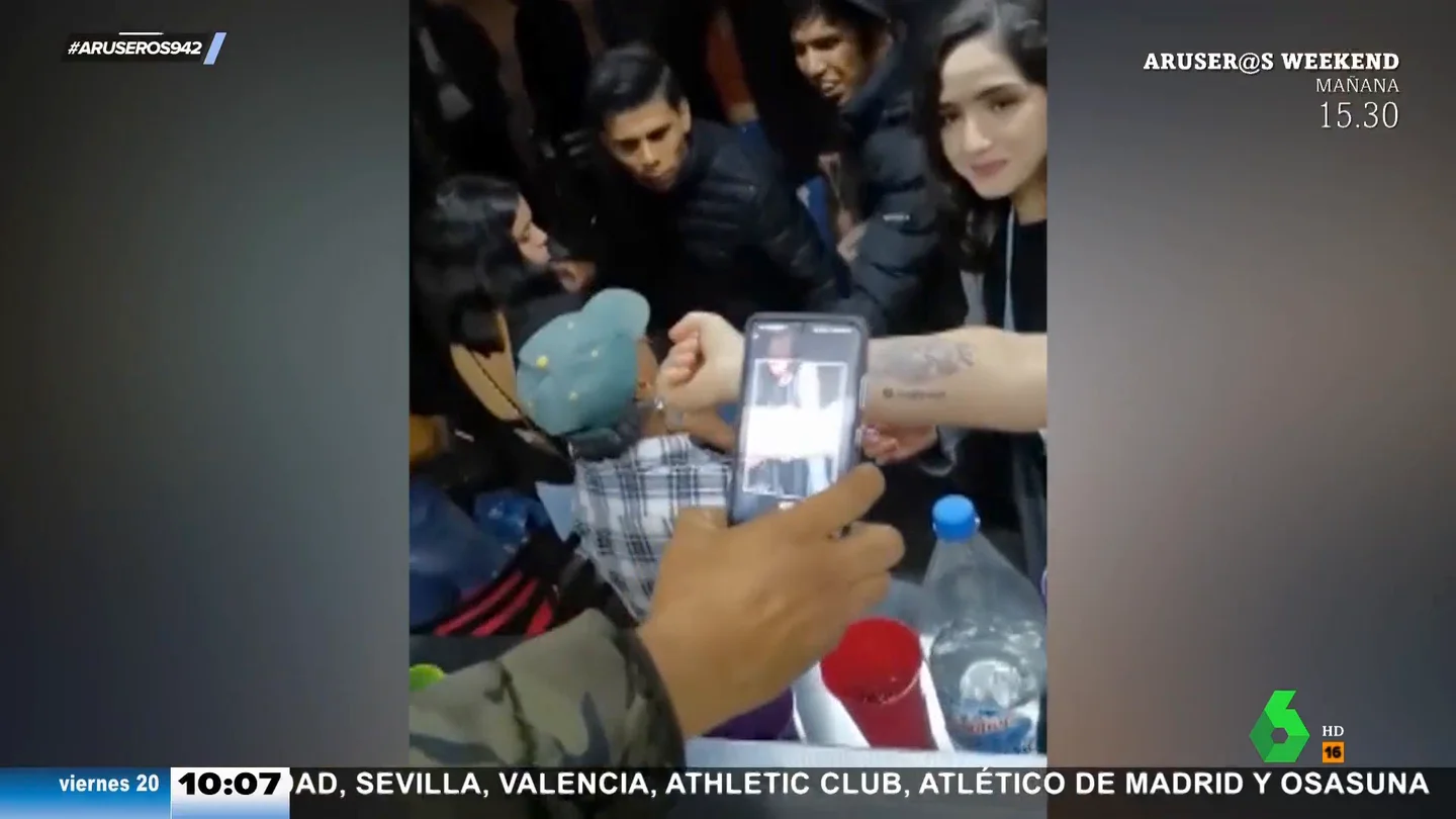 Se tatúa el código de su canción favorita para pedírsela a los DJs de las discotecas Se tatúa el código de su canción favorita para pedírsela a los DJs de las discotecas