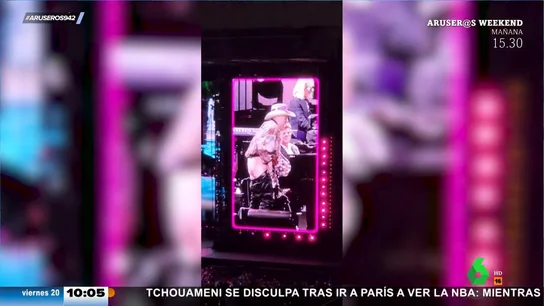 Un músico enseña el culo en medio de un concierto de Elton John en pleno escenario Un músico enseña el culo en medio de un concierto de Elton John en pleno escenario