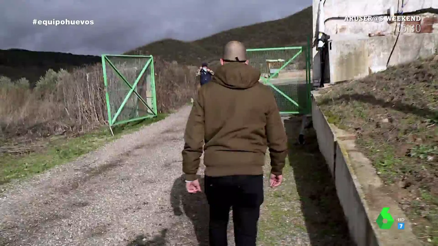 Impiden a Equipo de Investigación adentrarse en una granja de gallinas en presuntas condiciones deplorables: "Yo no tengo que justificar a nadie" Impiden a Equipo de Investigación adentrarse en una granja de gallinas en presuntas condiciones deplorables: "Yo no tengo que justificar a nadie"