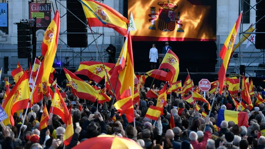 Miles de personas llenan esta sábado la plaza de Cibeles de Madrid con banderas de España. Miles de personas llenan esta sábado la plaza de Cibeles de Madrid con banderas de España.