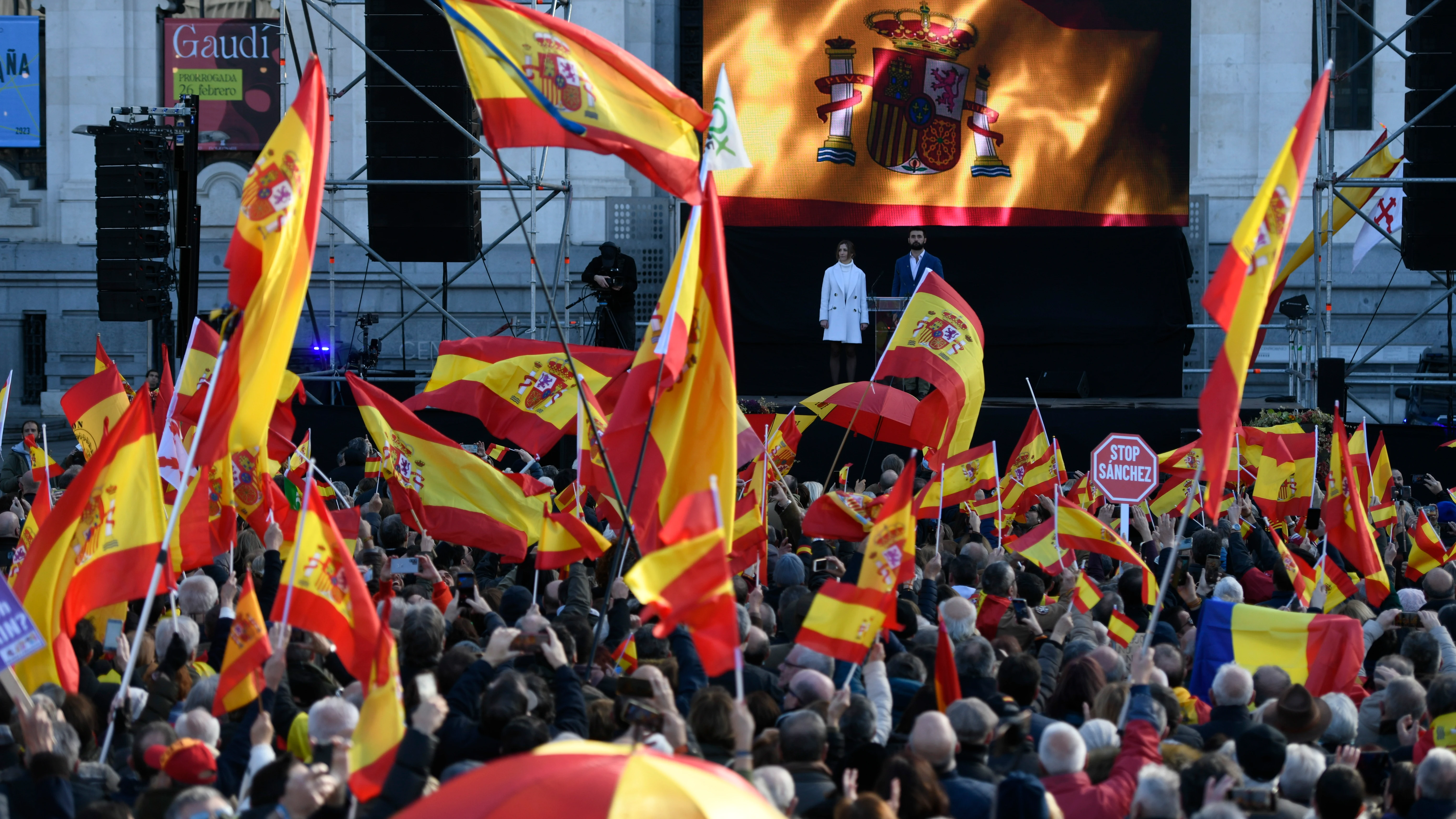 Miles de personas llenan esta sábado la plaza de Cibeles de Madrid con banderas de España.