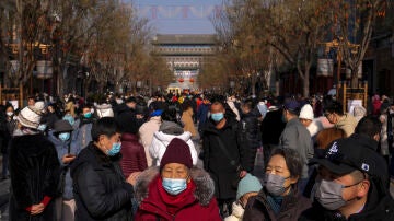 Ciudadanos chinos pasean por las calles de Pekín