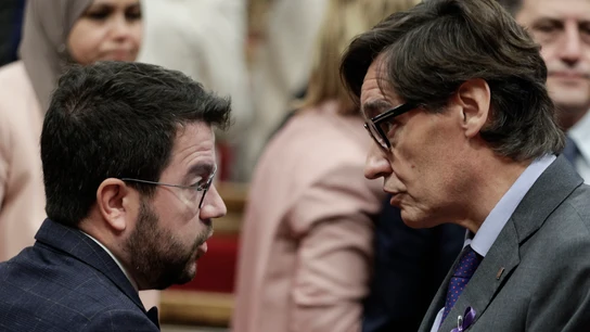 Pere Aragonès y Salvador Illa dialogan en el Parlament de Cataluña Pere Aragonès y Salvador Illa dialogan en el Parlament de Cataluña