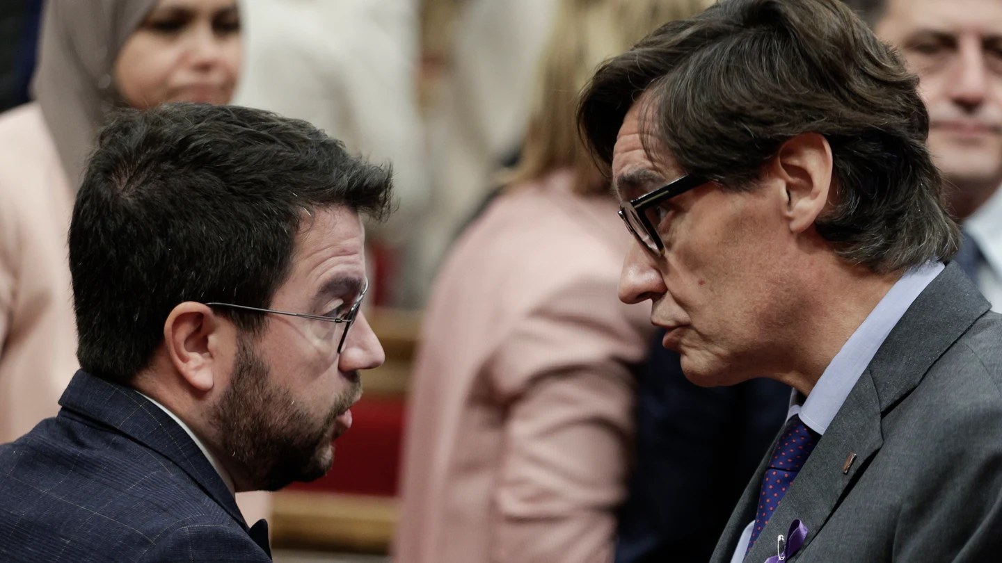 Pere Aragonès y Salvador Illa dialogan en el Parlament de Cataluña Pere Aragonès y Salvador Illa dialogan en el Parlament de Cataluña