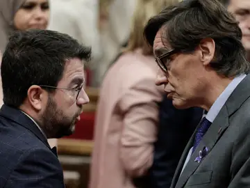 Pere Aragonès y Salvador Illa dialogan en el Parlament de Cataluña