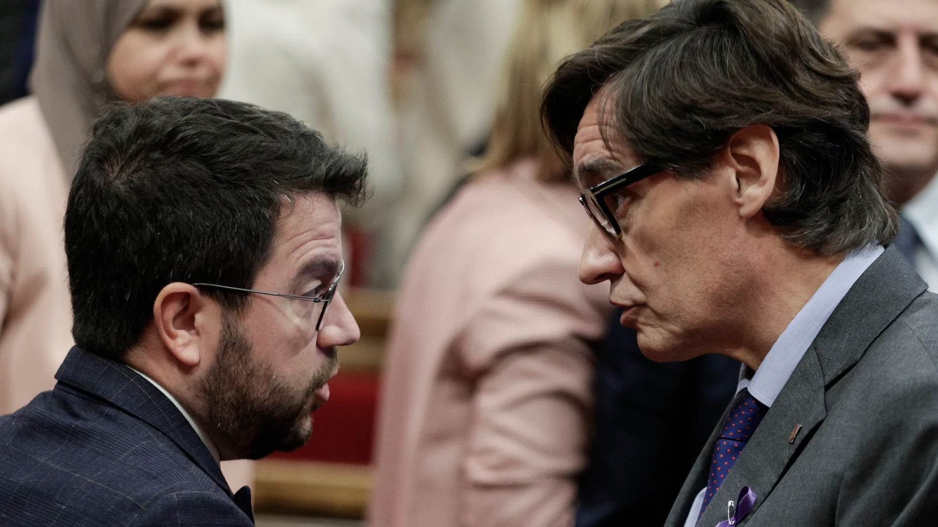 Pere Aragonès y Salvador Illa dialogan en el Parlament de Cataluña