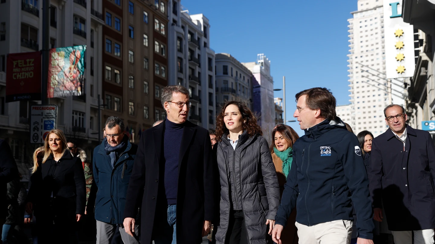 Alberto Núñez Feijóo charla con Isabel Díaz Ayuso y José Luis Martínez-Almeida por las calles de Madrid Alberto Núñez Feijóo charla con Isabel Díaz Ayuso y José Luis Martínez-Almeida por las calles de Madrid