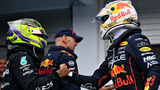 Lewis Hamilton y Max Verstappen se dan la mano Lewis Hamilton y Max Verstappen se dan la mano