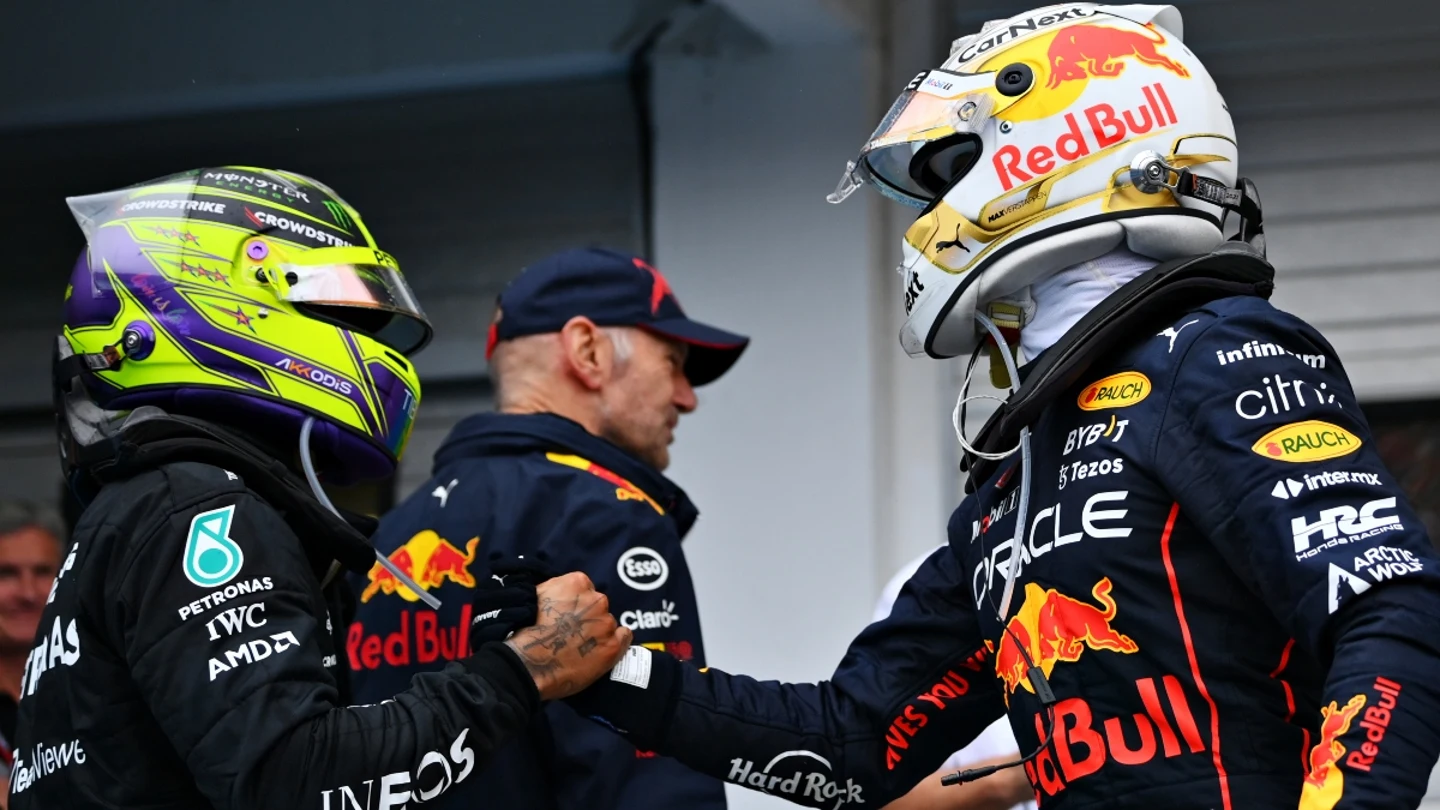 Lewis Hamilton y Max Verstappen se dan la mano Lewis Hamilton y Max Verstappen se dan la mano