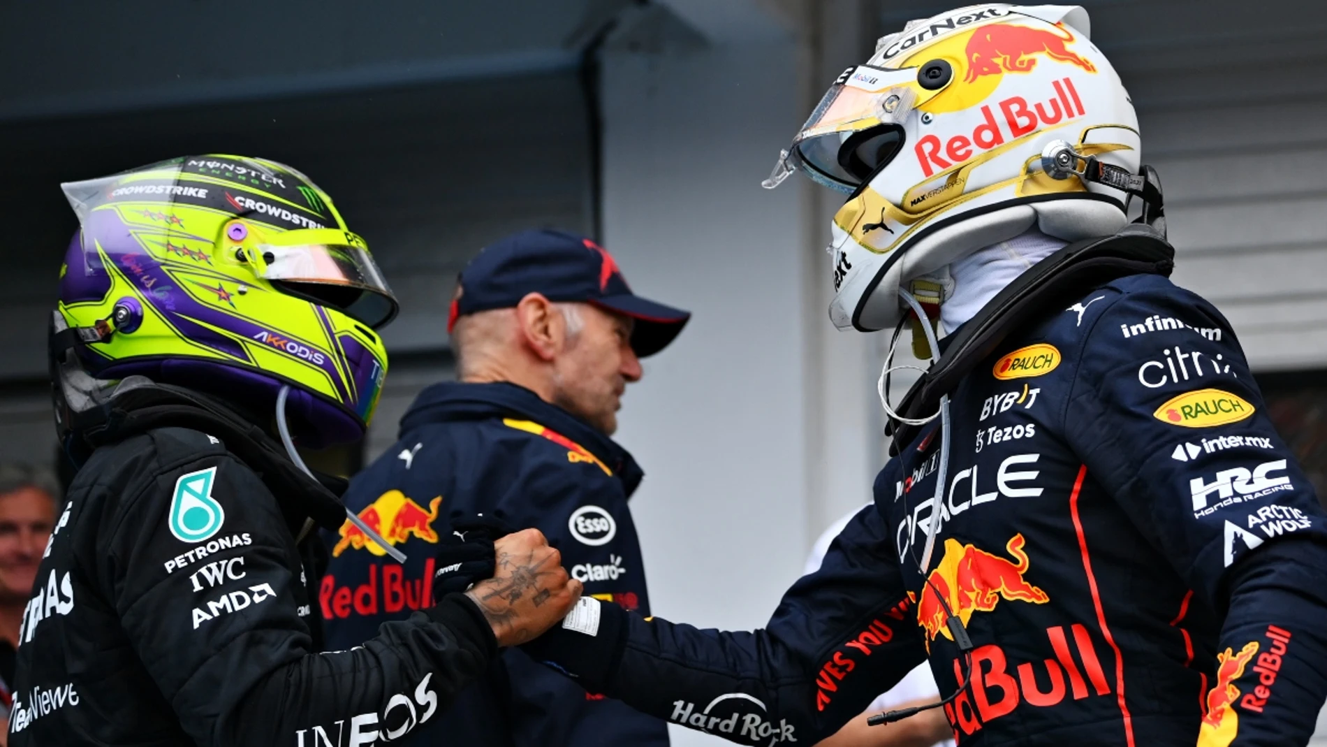 Lewis Hamilton y Max Verstappen se dan la mano