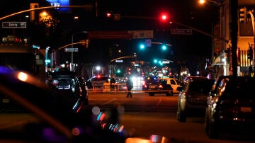 La Policía de Los Angeles acordona el lugar del tiroteo