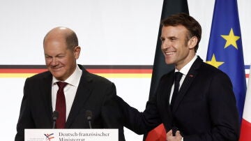 El presidente francés, Emmanuel Macron, y el canciller alemán, Olaf Scholz, este domindo en rueda de prensa en París al término de la cumbre franco-germana. 
