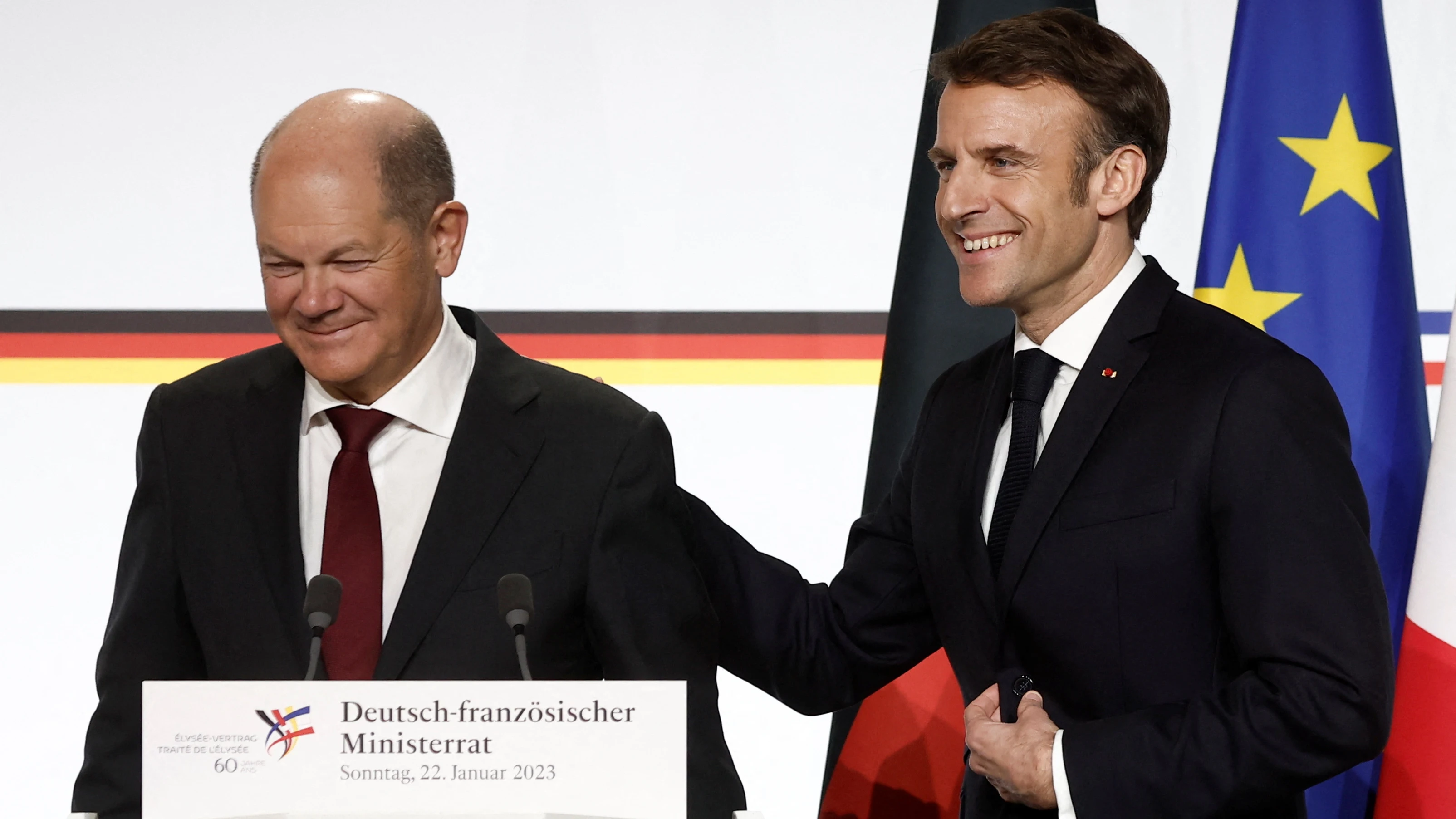 El presidente francés, Emmanuel Macron, y el canciller alemán, Olaf Scholz, este domindo en rueda de prensa en París al término de la cumbre franco-germana. 