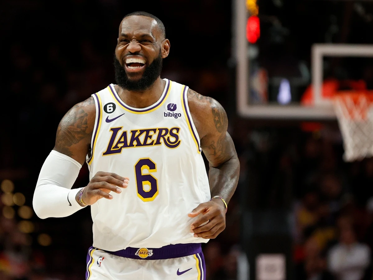 A cuánto está LeBron James de ser el máximo anotador en la historia de la NBA?