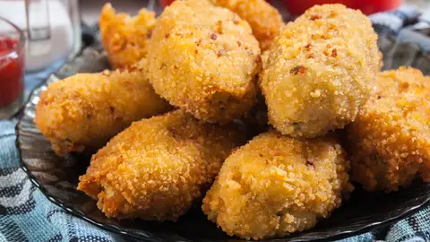 Plato de croquetas de jamón Plato de croquetas de jamón