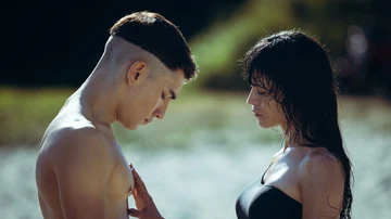 Jorge López como Nando y Nerea Barros como Gema en la segunda temporada de 'Operación Marea Negra'.