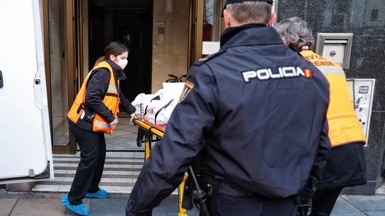 Servicios forenses salen este lunes de la vivienda donde ha ocurrido el crimen machista en Valladolid Servicios forenses salen este lunes de la vivienda donde ha ocurrido el crimen machista en Valladolid