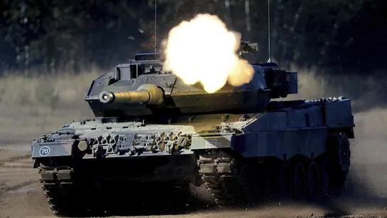 Foto de archivo de un tanque Leopard 2 durante un ejercicio militar Foto de archivo de un tanque Leopard 2 durante un ejercicio militar