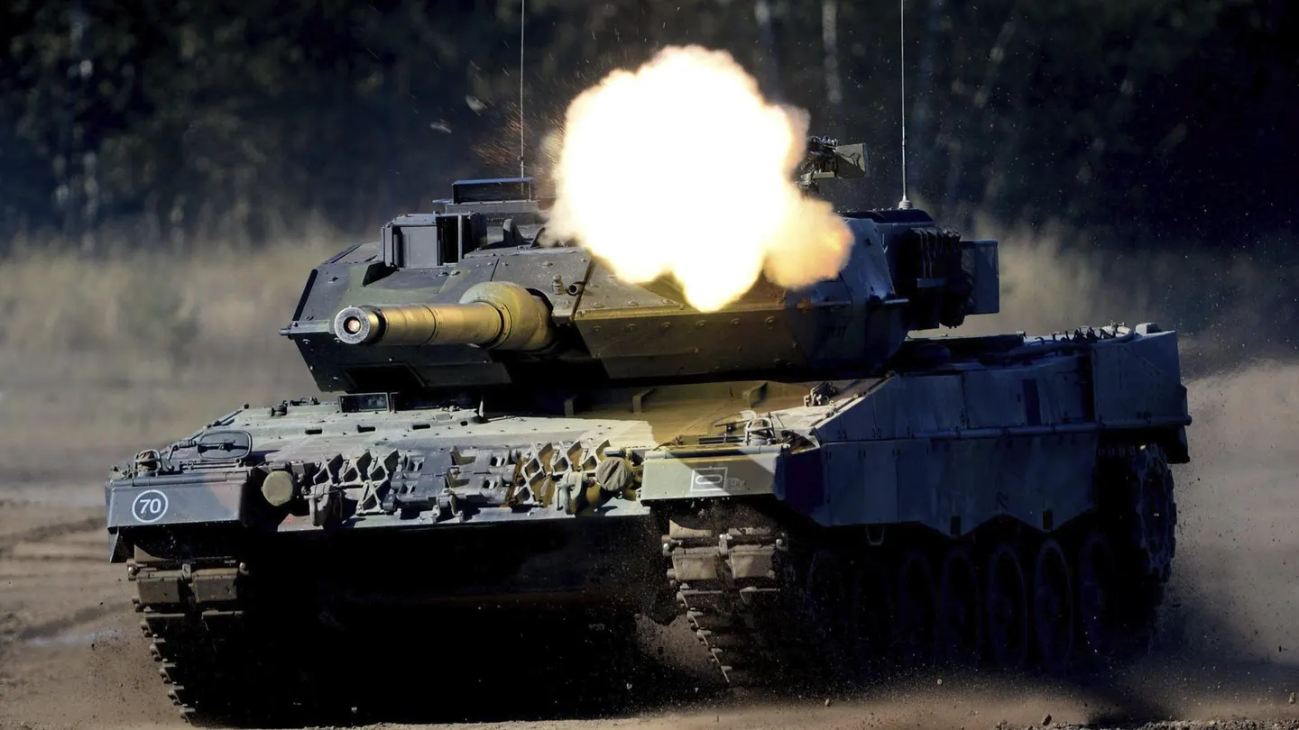 Foto de archivo de un tanque Leopard 2 durante un ejercicio militar Foto de archivo de un tanque Leopard 2 durante un ejercicio militar