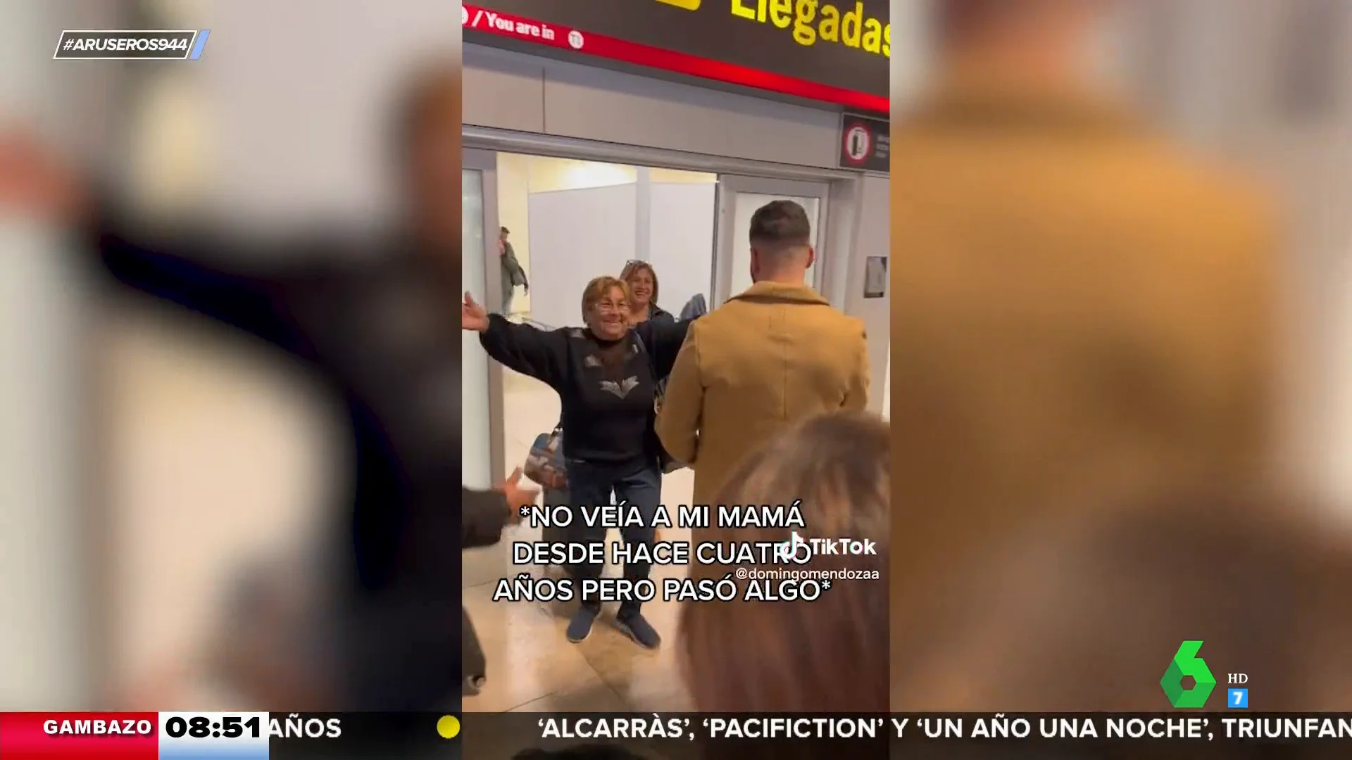 Una madre abraza a un chico que no es su hijo a su llegada al aeropuerto