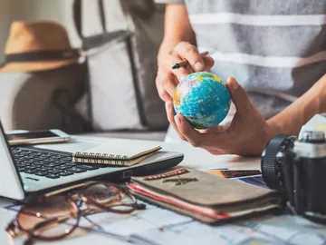 Joven planificando un viaje por el mundo Joven planificando un viaje por el mundo