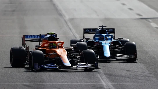 Lando Norris, en plena pelea con Fernando Alonso Lando Norris, en plena pelea con Fernando Alonso