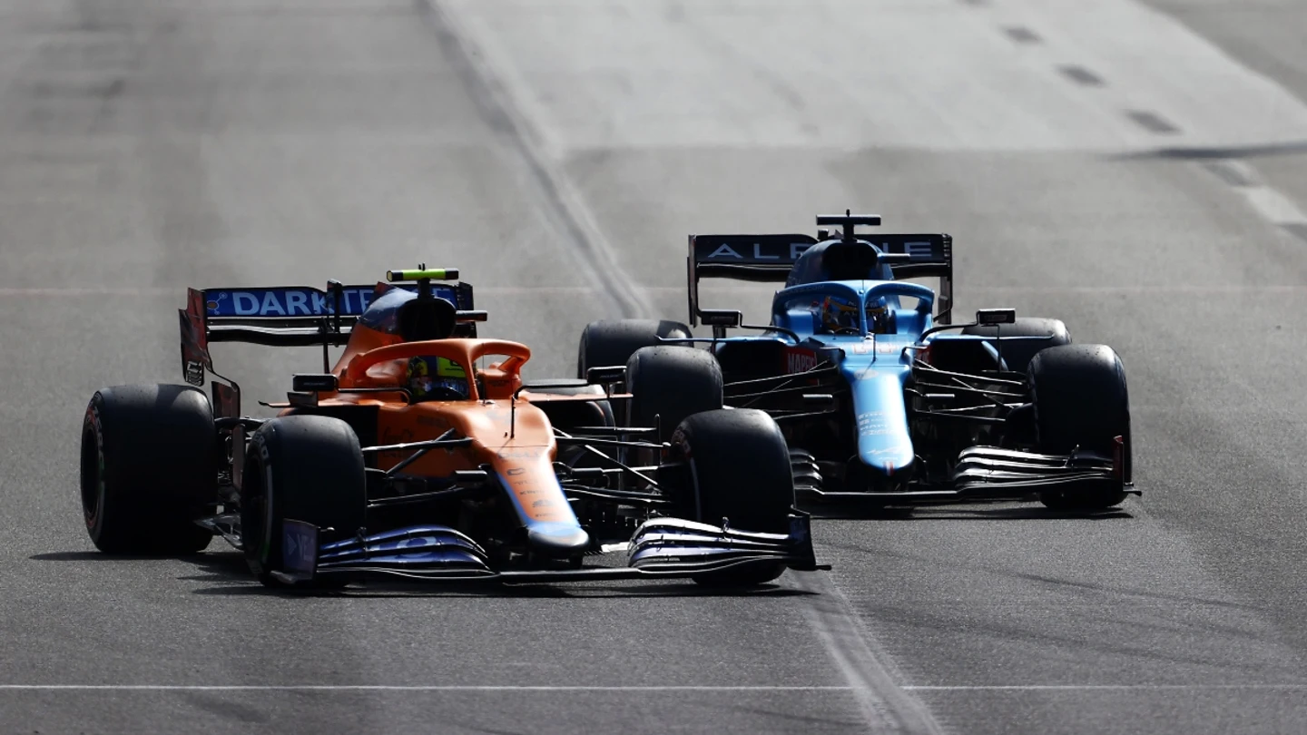 Lando Norris, en plena pelea con Fernando Alonso Lando Norris, en plena pelea con Fernando Alonso