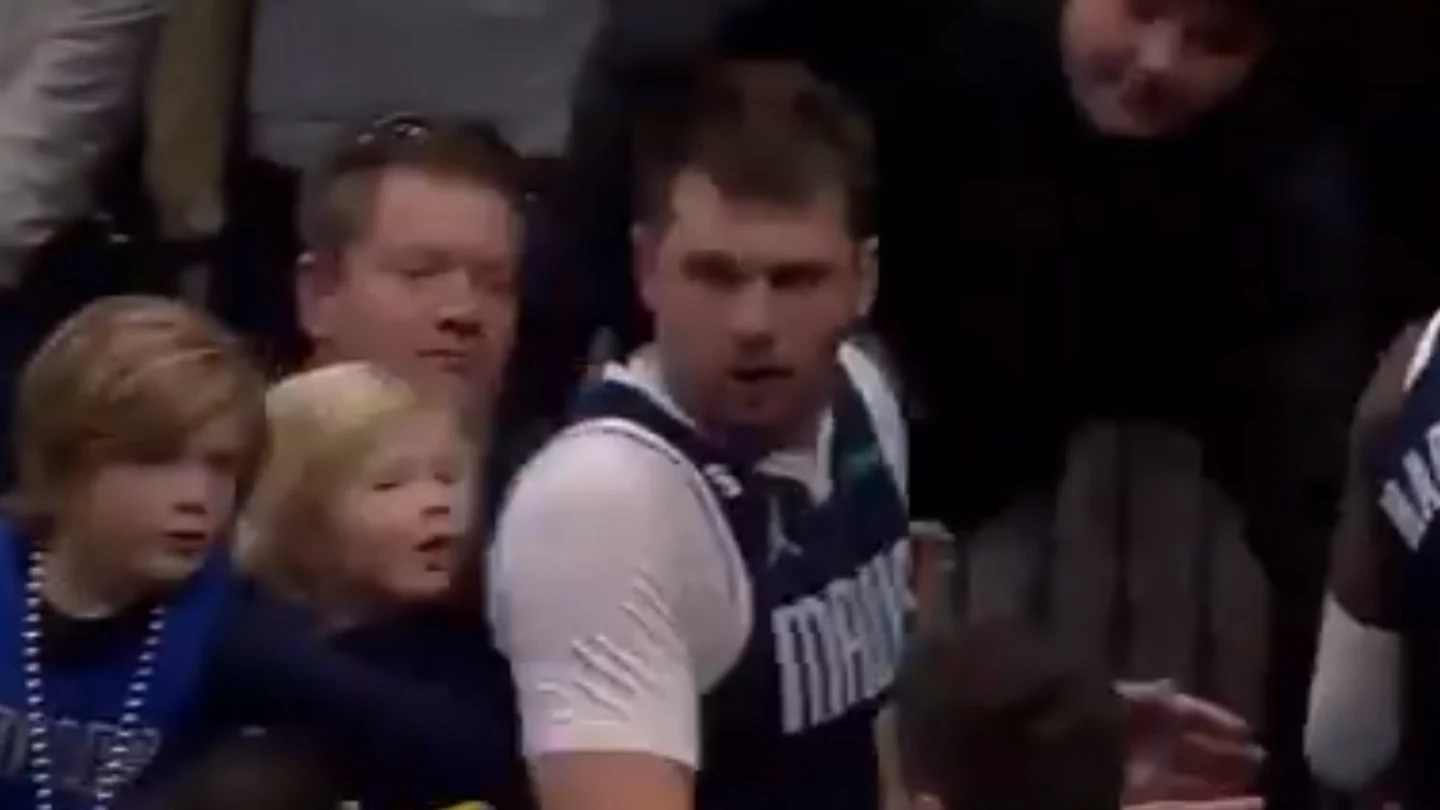 Luka Doncic reacciona sorprendido tras el manotazo Luka Doncic reacciona sorprendido tras el manotazo