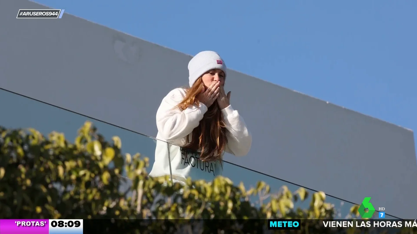 Shakira sale al balcón para charlar con sus fans: "Han hecho tanto por mí..." Shakira sale al balcón para charlar con sus fans: "Han hecho tanto por mí..."